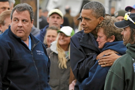 Obama abraza a una de las afectadas por 'Sandy'. | Reuters