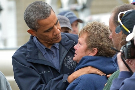 Obama abraza a una de las afectadas por 'Sandy' en Nueva Jersey. | Afp