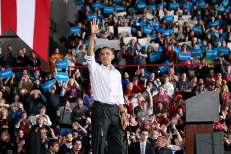El presidente Obama saluda hoy a sus seguidores durante un mitin en Ohio. | Reuters