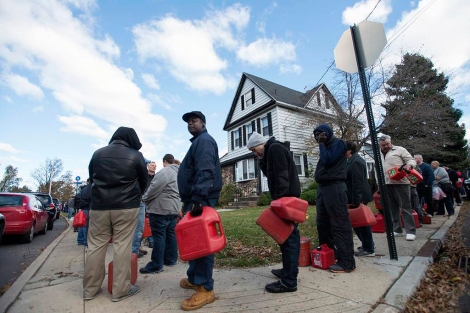 Residentes de Staten Island hacen cola para obtener combustible. | Reuters