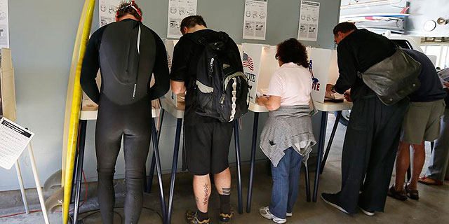 Un surfero vota con otros ciudadanos estadounidenses en Venice Beach. | Reuters MS IMGENES