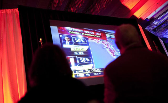 Maxima atencin a los televisores en una sede republicana en Tampa. | Afp