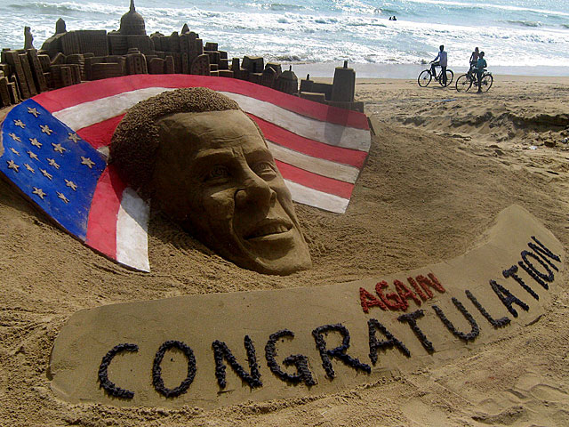 Una escultura de arena y un mensaje de felicitación a Obama en Bhubaneswar (India). | Afp