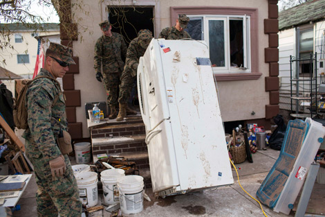Marines ayudan a los vecinos a restablecer el orden en sus casas, en Staten Island. | Afp