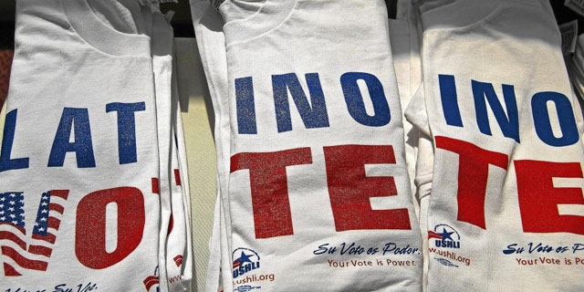 Camisetas que pedían el voto latino.| El Mundo