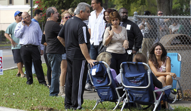 Ciudadanos hacen cola para votor en Miami. | Efe