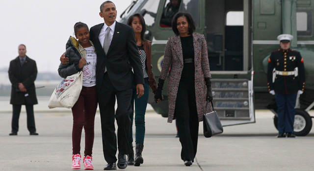 Barack Obama con su familia en Chicago. | Reuters