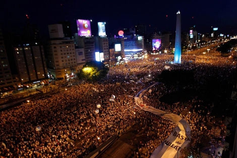 Una multitud rodea el Obelisco. | Reuters
