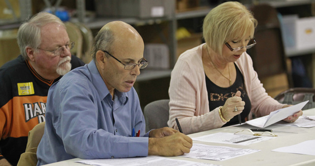 Trabajadores de Palm Beach siguen contando votos. | Reuters