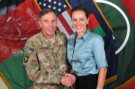 Petraeus y su bigrafa, en Afganistn en julio de 2011. | AFP/Isaf