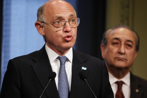 El ministro de Exteriores argentino, Hctor Timmerman, explica la situacin de la fragata. | Reuters