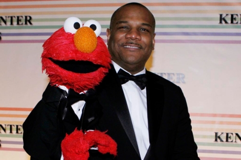 Kevin Clash posa con la marioneta de Elmo. | Reuters