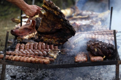 Celebracin de un asado en Argentina durante un da festivo. | Reuters