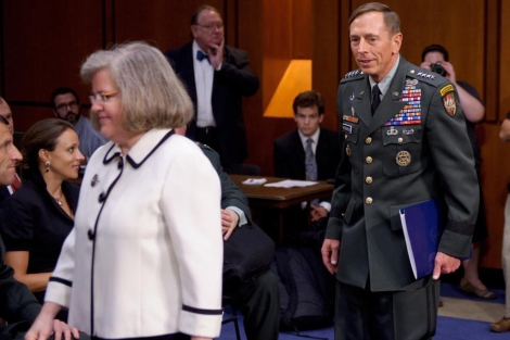 La esposa del general David Petraeus seguida por el ya ex director de la CIA. | Afp