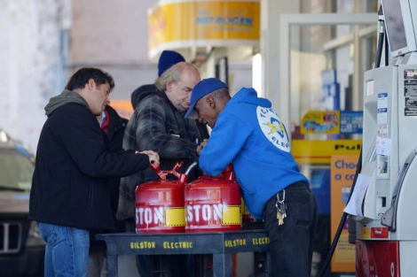 Ciudadanos cargando combustible tras el paso del huracn.| Reuters