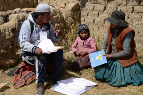 Un encuestador realiza el censo a una familia aimara.| Afp