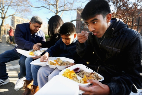 Una familia come gracias a un men donado de Accin de Gracias. | Afp