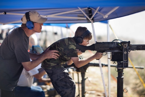 Un padre enseña a su hijo a disparar un arma en Wikieup, Arizona, en octubre. | Efe
