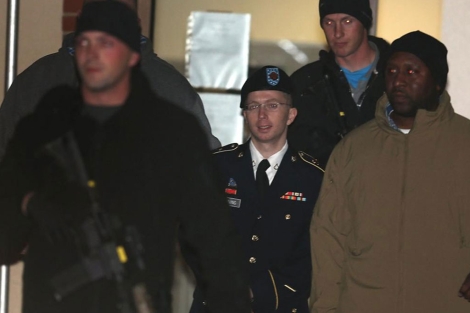 Manning, escoltado a la salida de la audiencia en Fort Meade. | Afp