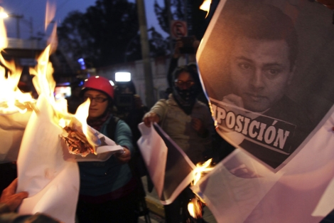 Manifestantes queman carteles de Pea Nieto. | Reuters [VEA MS FOTOS]
