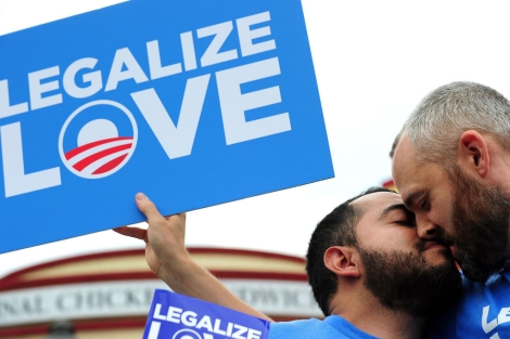Dos homosexuales se manifiestan a favor del matrimonio gay en California. | Afp