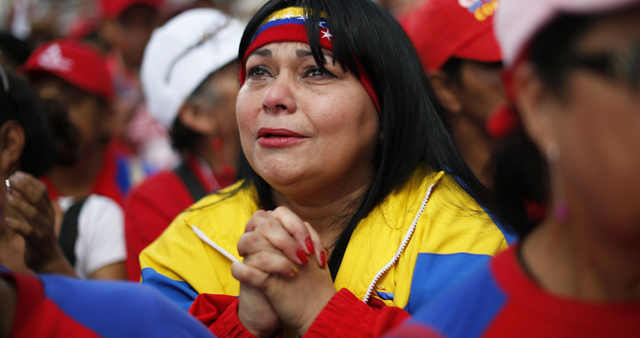 Una seguidora de Chvez llora y reza en la Plaza Bolvar de Caracas. | Reuters