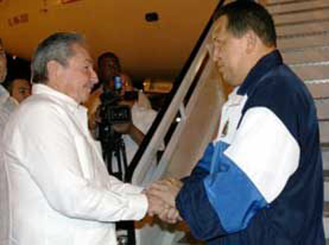 Castro recibiendo a Chvez en La Habana.
