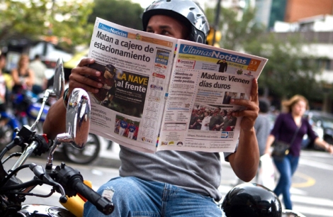 Un hombre lee la prensa en Caracas para informarse del estado de Chvez. | Efe