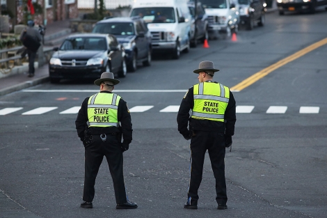 Dos agentes en la calle que conduce al Sandy Hook Elementary School. | AFP