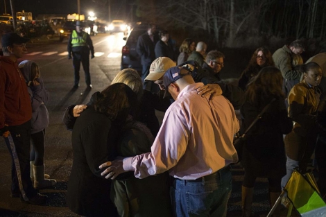 Vecinos de Newtown rezan por las vctimas. | Reuters
