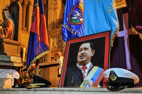 Un retrato de Hugo Chvez preside una misa en La Habana. | Afp