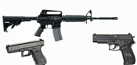 El fusil Bushmaster AR-15 y las pistolas Glock y Sig-Sauer.