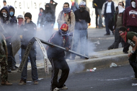 Manifestantes se enfrentan a la polica frente al Congreso de Mxico. | Reuters