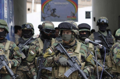 Los soldados vigilan una de las filiales elctricas.| Reuters