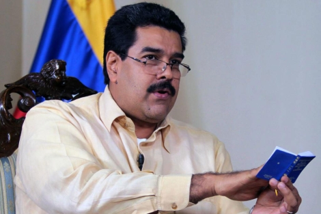Maduro lee la Constitucin durante su intervencin anoche. | Afp