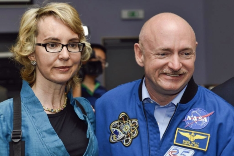 Giffords con su marido el astronauta Mark Kelly el pasado julio. | Reuters