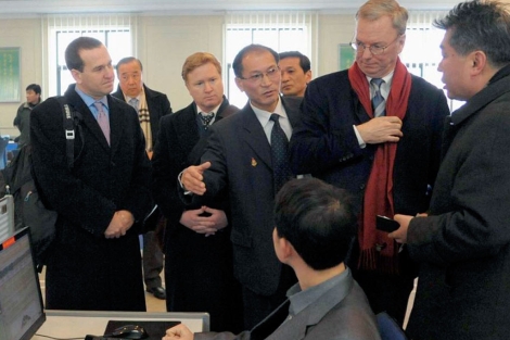 Schmidt mira como trabaja un estudiante en la universidad de Pyongyang. | Reuters