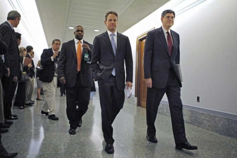 El actual secretario del TesoroTimothy Geithner (C) y su sustituto Jacob Lew (d).| Afp
