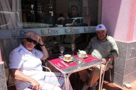 Luca Topolansky y el presidente Jos Mujica, en la terraza de un restaurante. | Facebook