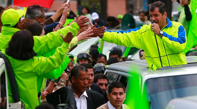 El presidente de Ecuador, Rafael Correa, saluda a sus simpatizantes en Quito este lunes. Efe