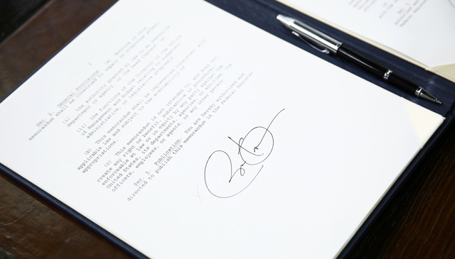 El documento firmado por el presidente Barack Obama. | Reuters