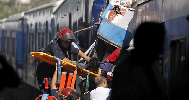 Equipos de emergencia sacan a uno de los heridos del tren accidenteado. | Reuters