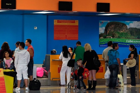 Varios cubanos viajan a Miami. | Efe