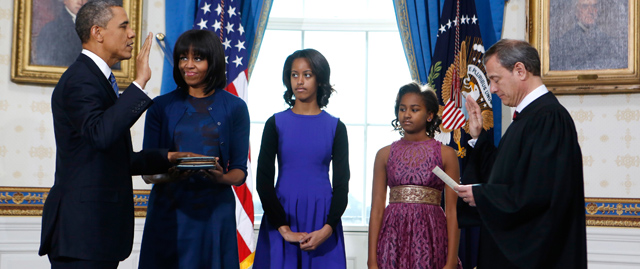 Barack Obama jura el cargo acompaado de su mujer y sus dos hijas. | Reuters | MS FOTOS