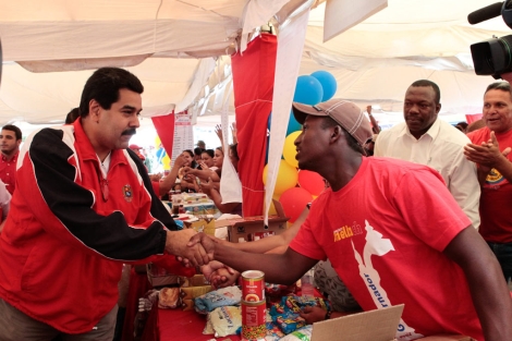 Fotografa cedida por Prensa de Miraflores de Nicols Maduro en una feria de alimentos. | Efe