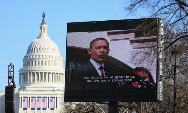 Una de las pantallas que retransmitirán el acto, cerca del Capitolio. | Reuters
