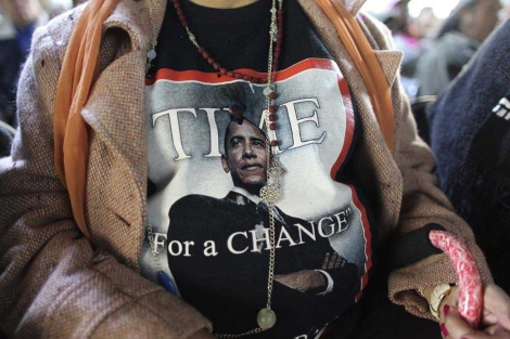 Un asistente con una camiseta de Obama en la portada de 'Time'.| Reuters