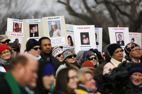 Manifestantes portan retratos de vctimas en Washington. | Reuters