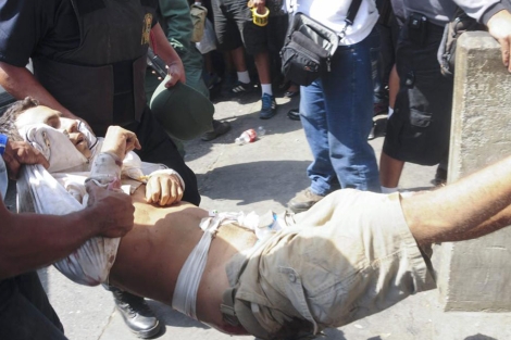 Uno de los heridos es atendido por emergencias. | Efe /'El informador'