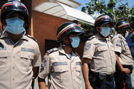 Grupo de policas en la entrada de la Morgue de Barquisimeto. | Foto: Efe